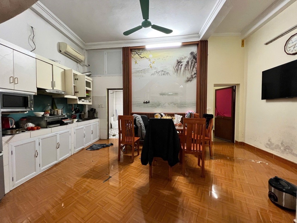 Bán nhà Lĩnh Nam - diện tích 94.8m2 3 tầng - Ngõ 3 gác tránh xe máy - giá 15 tỷ