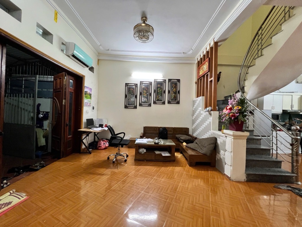 Bán nhà Lĩnh Nam - diện tích 94.8m2 3 tầng - Ngõ 3 gác tránh xe máy - giá 15 tỷ