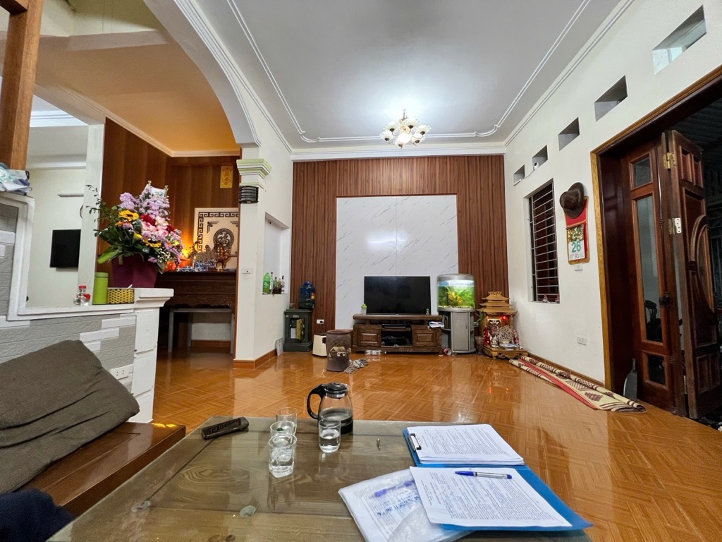 Bán nhà Lĩnh Nam - diện tích 94.8m2 3 tầng - Ngõ 3 gác tránh xe máy - giá 15 tỷ