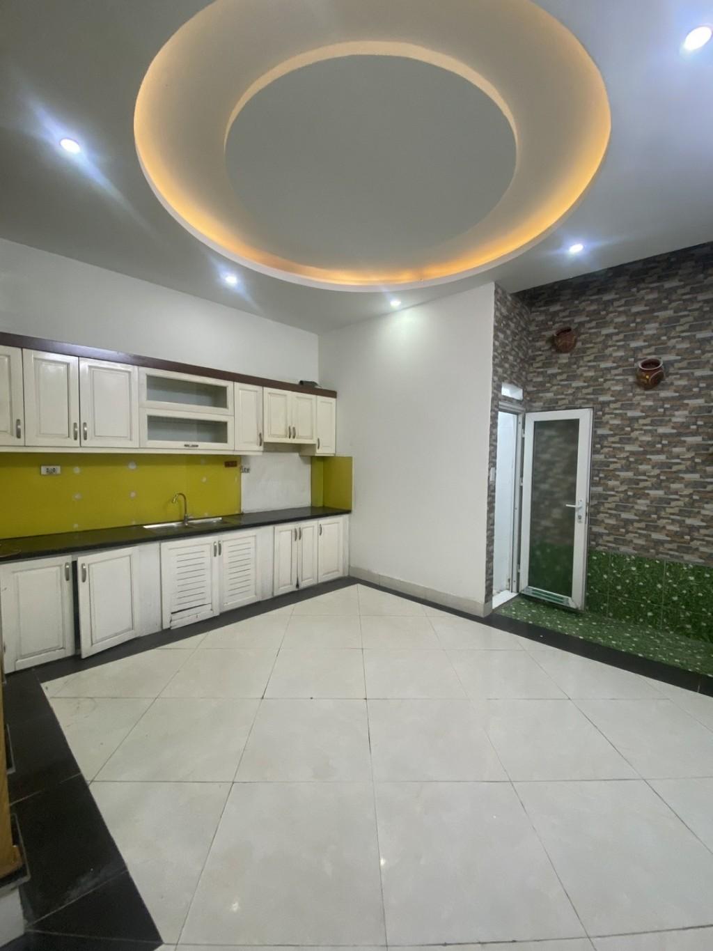 Bán nhà Định Công Thượng - 38.2m2 4 tầng - phân lô, ô tô đỗ cửa, tiện ích đầy đủ - giá 7,5x tỷ