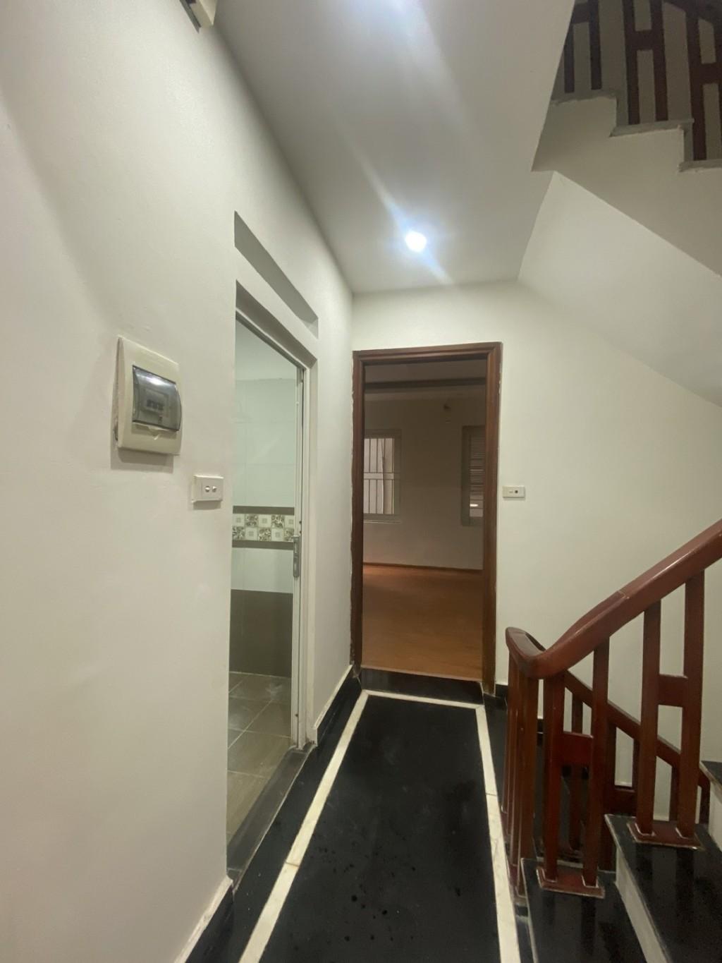 Bán nhà Định Công Thượng - 38.2m2 4 tầng - phân lô, ô tô đỗ cửa, tiện ích đầy đủ - giá 7,5x tỷ