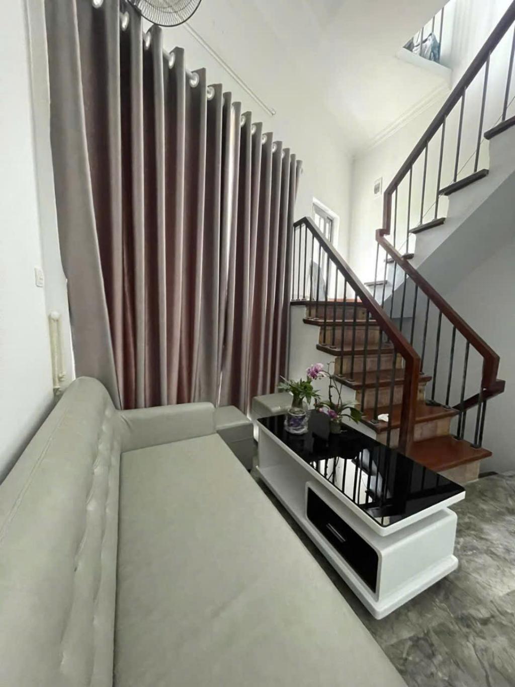 Bán nhà Giải Phóng - diện tích 22m2 3 tầng - Ô TÔ TRÁNH - giá 3,9 tỷ