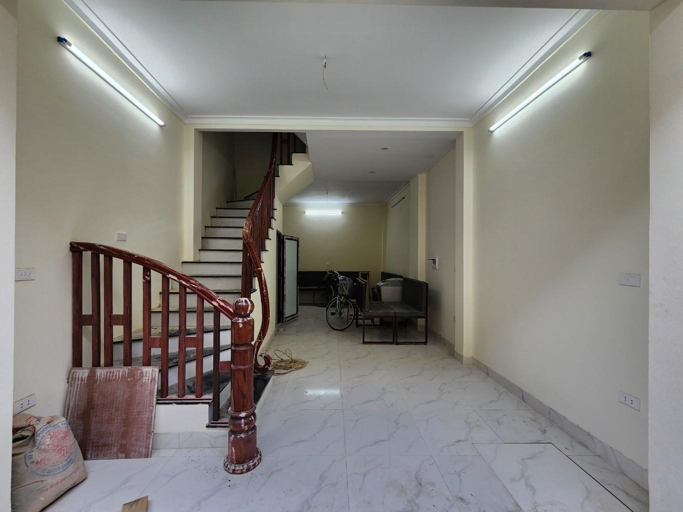 Bán nhà Định Công Hạ - diện tích 33m2 3 tầng - Nhà xây mới khung cột - giá 2,4 tỷ