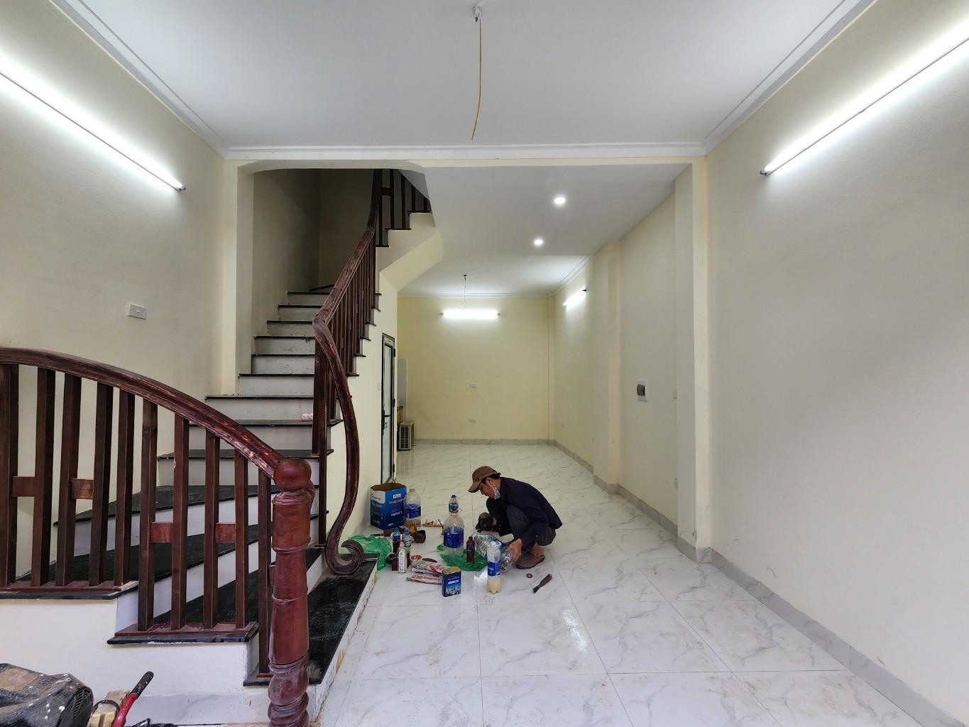 Bán nhà Định Công Hạ - diện tích 33m2 3 tầng - Nhà xây mới khung cột - giá 2,4 tỷ