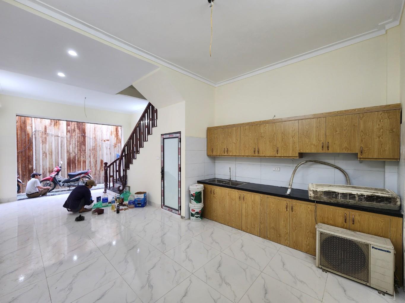 Bán nhà Định Công Hạ - diện tích 33m2 3 tầng - Nhà xây mới khung cột - giá 2,4 tỷ