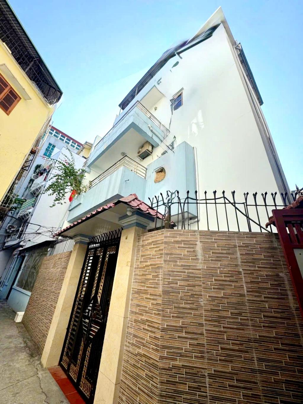 Bán nhà Quỳnh Mai - diện tích 82m2 5 tầng - 3 mặt thoáng - giá 18 tỷ