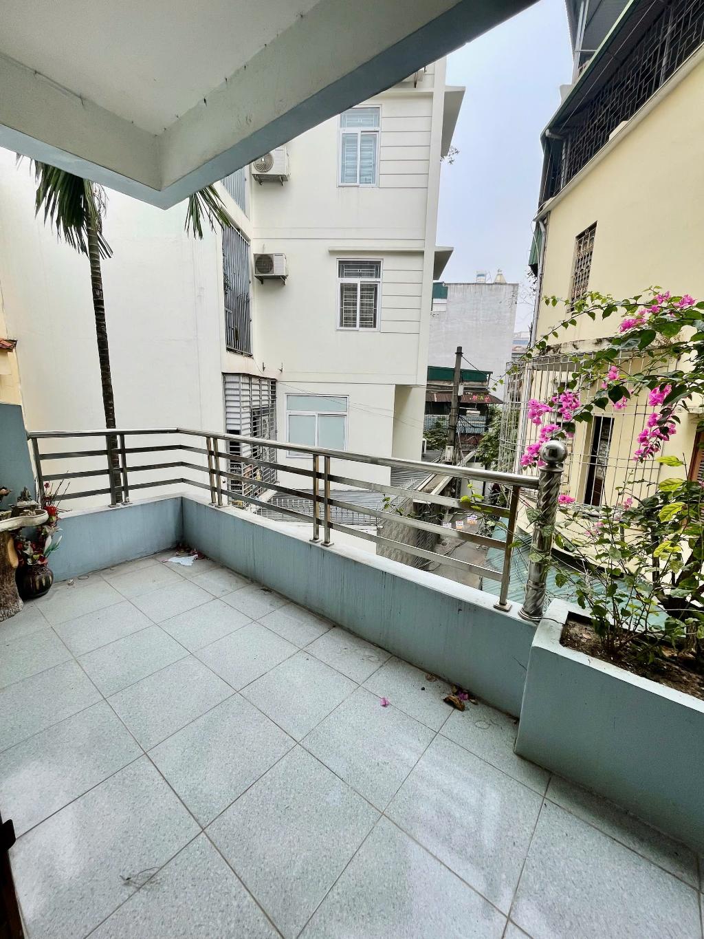 Bán nhà Quỳnh Mai - diện tích 82m2 5 tầng - 3 mặt thoáng - giá 18 tỷ