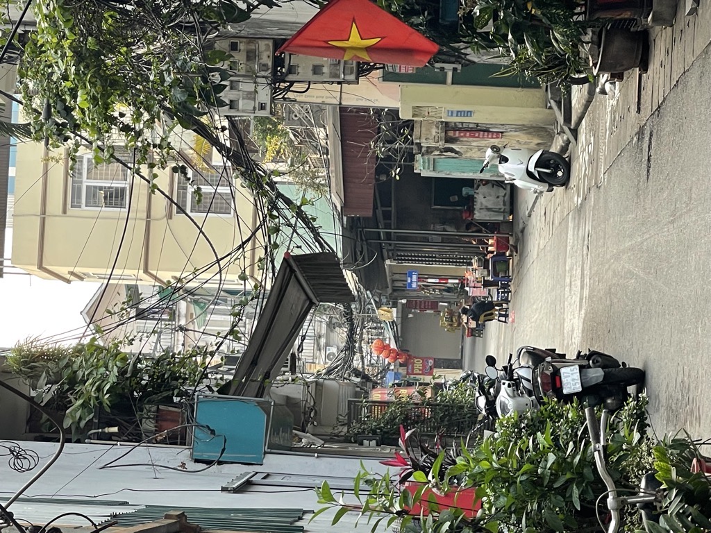 Bán nhà Ngõ Hoà Bình 2 - diện tích 70.4m2 3 tầng - Ô tô tránh - giá 21,3 tỷ