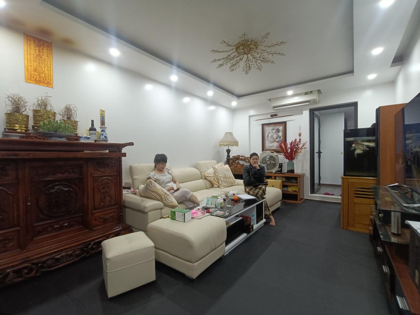 Bán nhà Giáp Bát - diện tích 60m2 5 tầng - nhà tập thể tầng cao, full nội thất - giá 4,5 tỷ