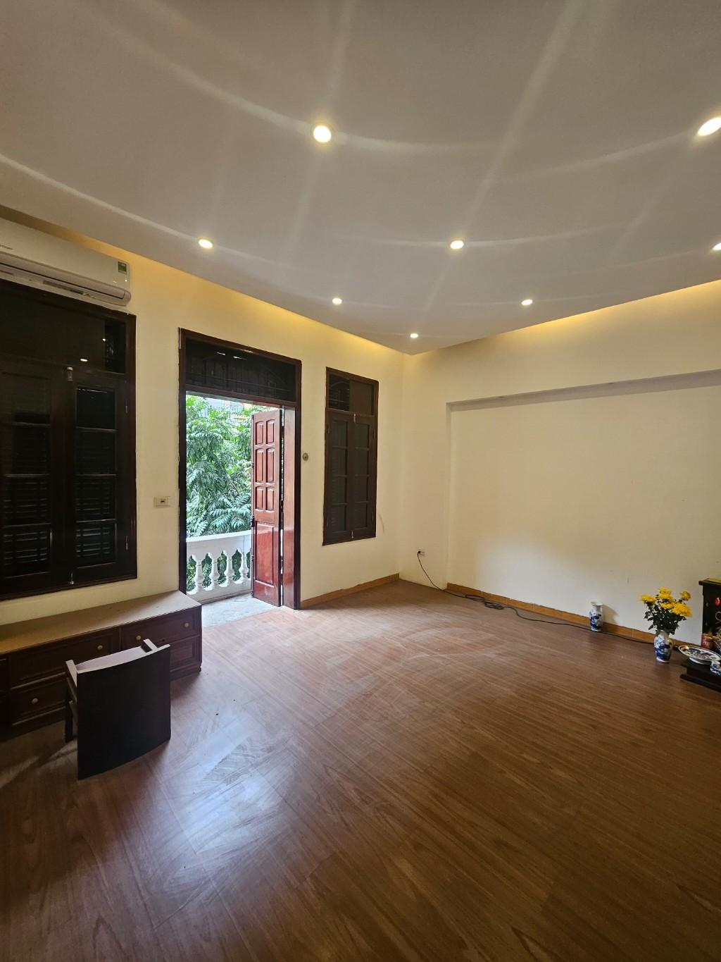 Bán nhà Đền Lừ 1 - diện tích 55m2 3 tầng - Ô TÔ VÀO NHÀ - giá 24 tỷ