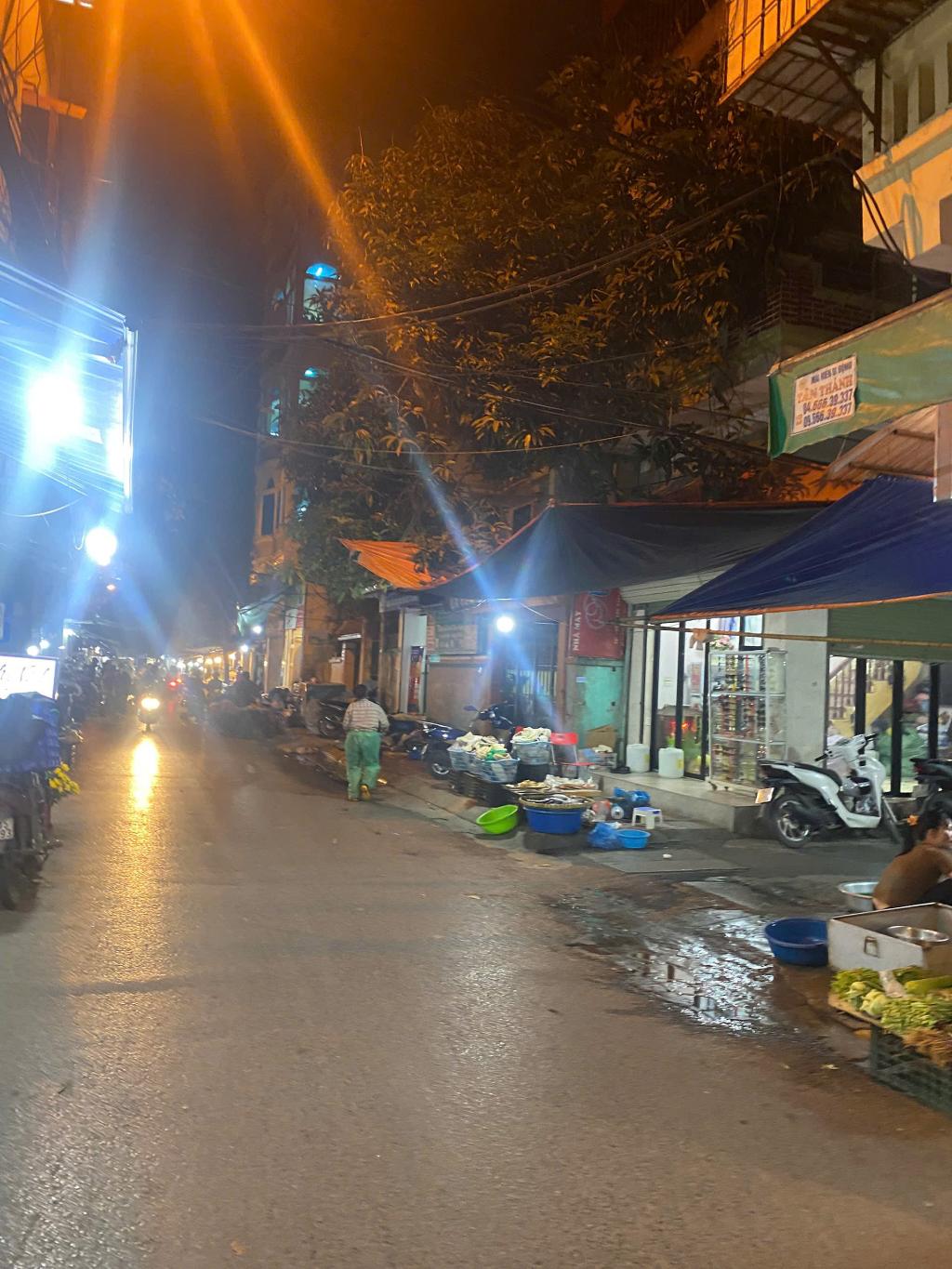 Bán nhà Khuất Duy Tiến - diện tích 20m2 2 tầng - Ô tô tránh - giá 2,8 tỷ