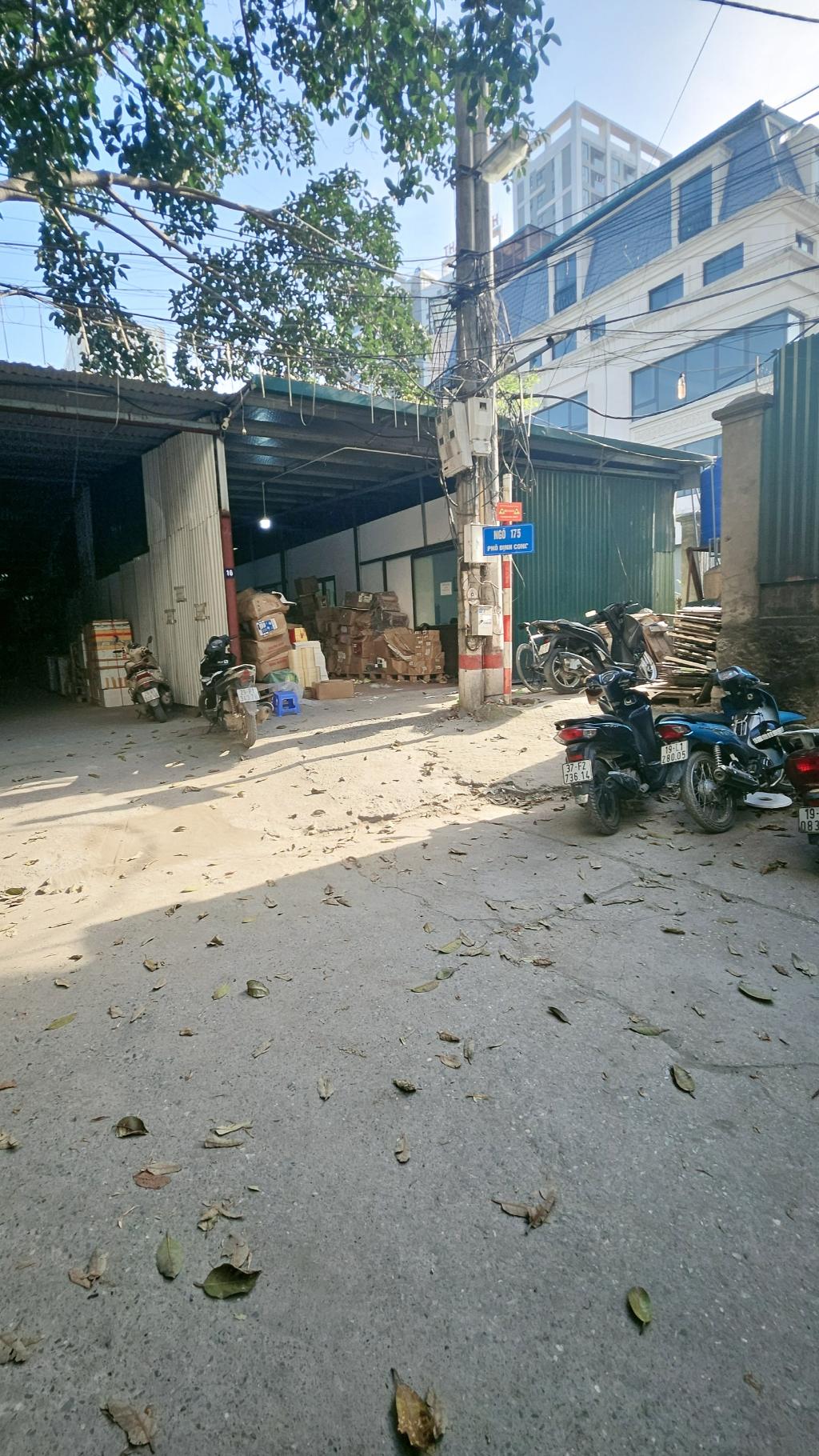 Bán nhà Định Công - diện tích 130m2 1 tầng - Ô TÔ TRÁNH 16 CHỖ VÀO NHÀ - giá 1,75 tỷ