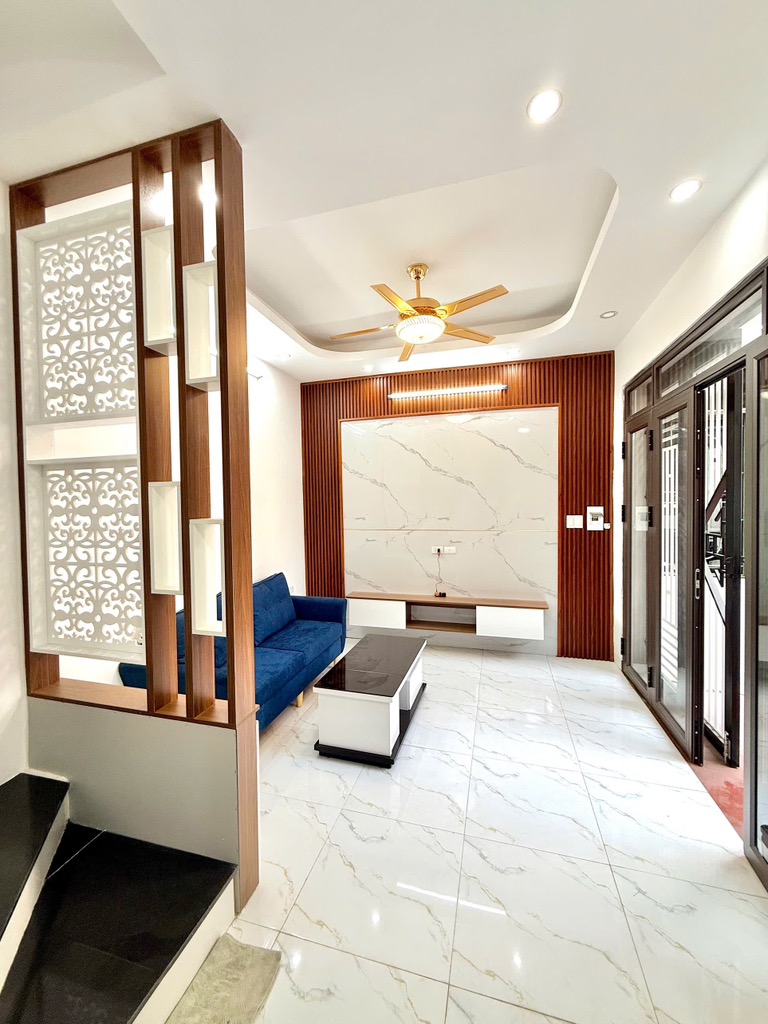 Bán nhà Nguyễn Khoái - diện tích 30m2 5 tầng - ô tô đỗ cổng - giá 6,6 tỷ