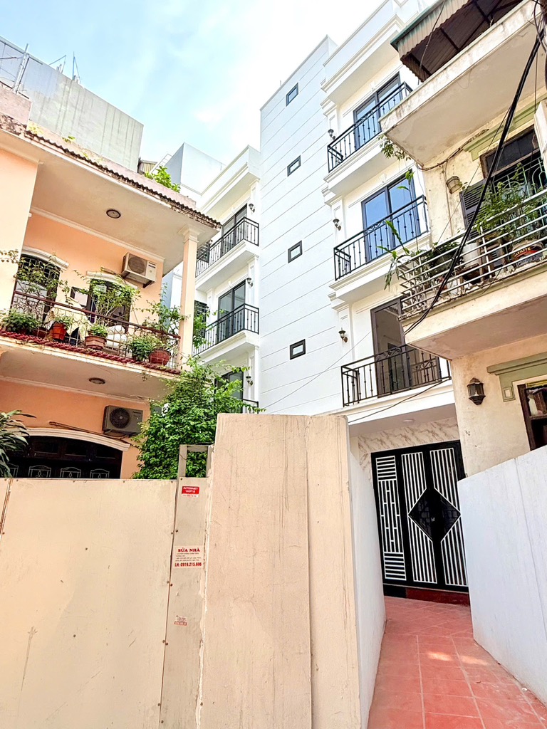 Bán nhà Nguyễn Khoái - diện tích 30m2 5 tầng - ô tô đỗ cổng - giá 6,6 tỷ