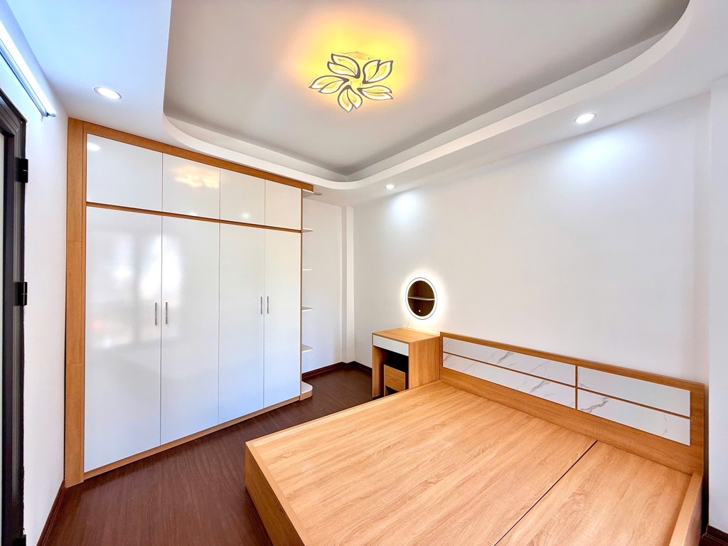 Bán nhà Nguyễn Khoái - diện tích 30m2 5 tầng - ô tô đỗ cổng - giá 6,6 tỷ