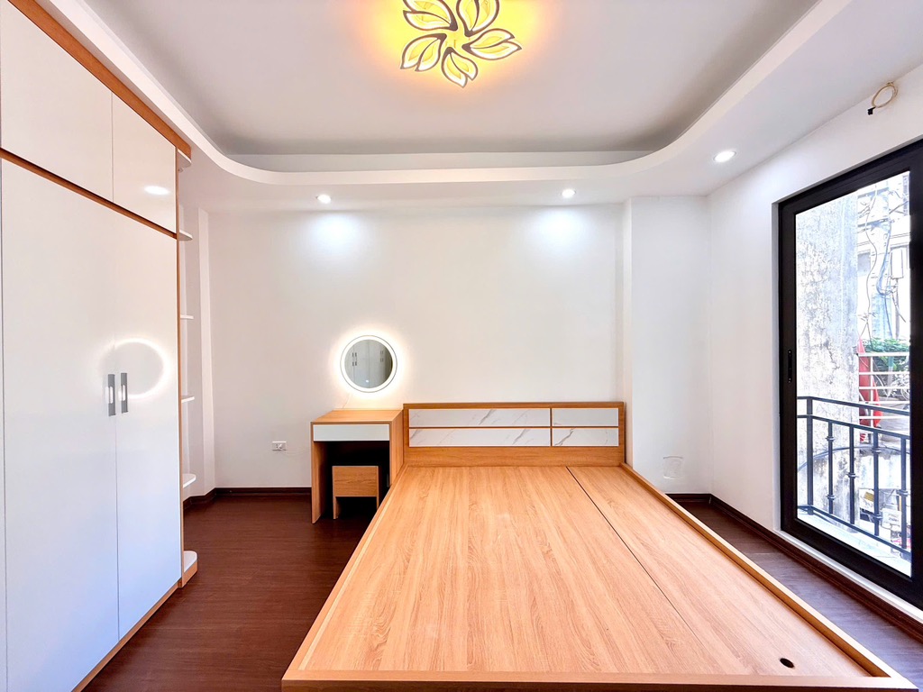 Bán nhà Nguyễn Khoái - diện tích 30m2 5 tầng - ô tô đỗ cổng - giá 6,6 tỷ