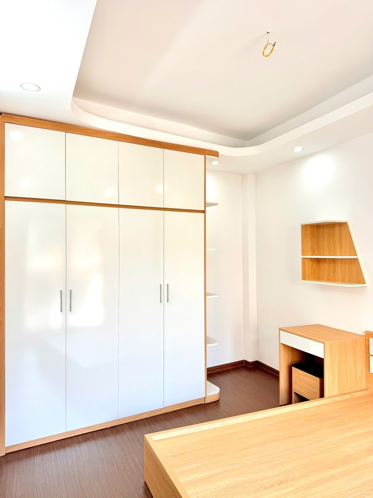 Bán nhà Nguyễn Khoái - diện tích 30m2 5 tầng - ô tô đỗ cổng - giá 6,6 tỷ