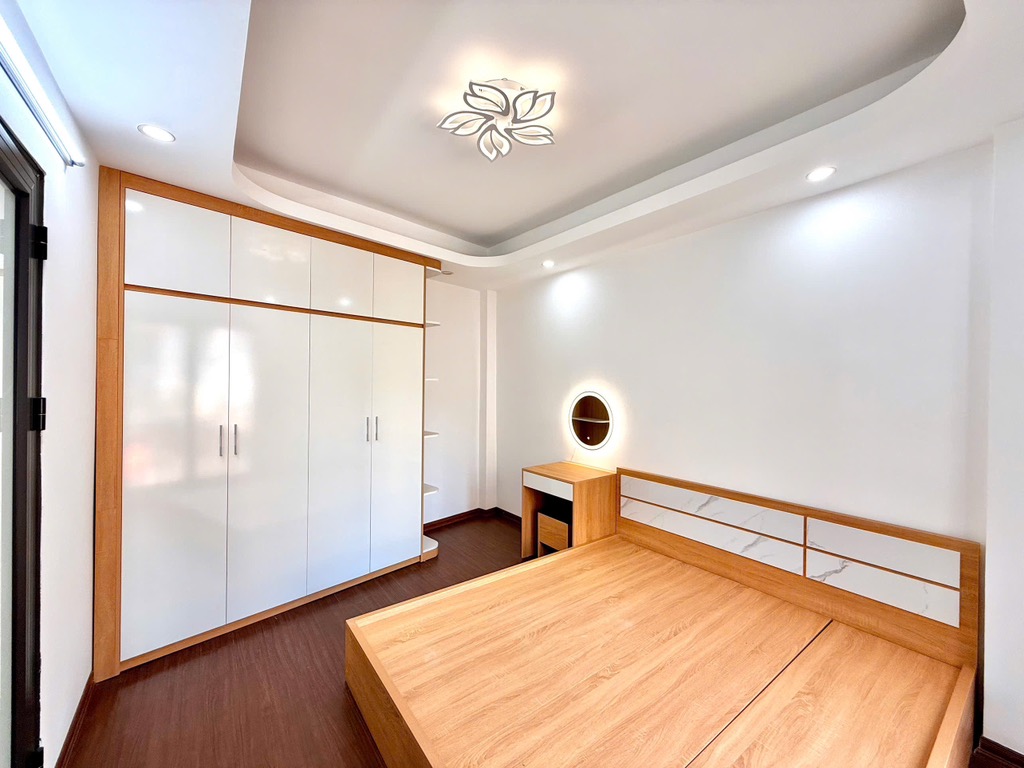 Bán nhà Nguyễn Khoái - diện tích 30m2 5 tầng - ô tô đỗ cổng - giá 6,6 tỷ