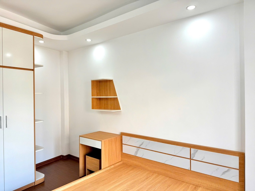 Bán nhà Nguyễn Khoái - diện tích 30m2 5 tầng - ô tô đỗ cổng - giá 6,6 tỷ