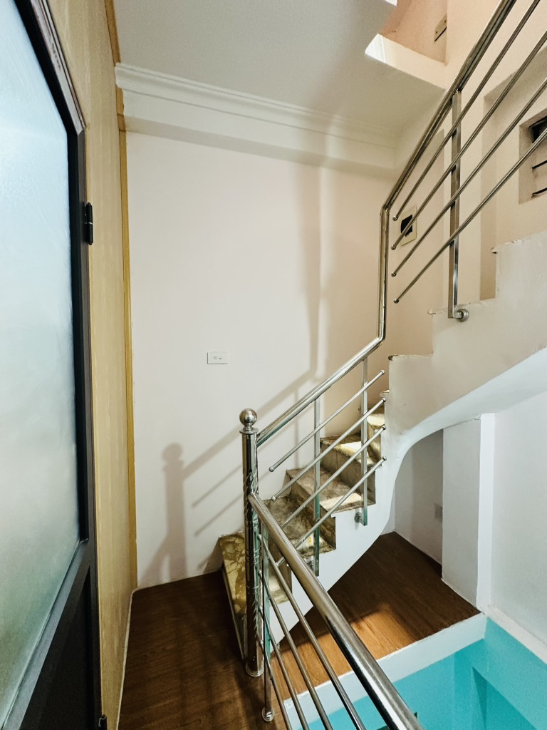 Bán nhà Hòa Bình - diện tích 12m2 4 tầng - Khung cột - giá 3,8 tỷ