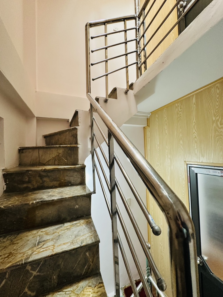 Bán nhà Hòa Bình - diện tích 12m2 4 tầng - Khung cột - giá 3,8 tỷ