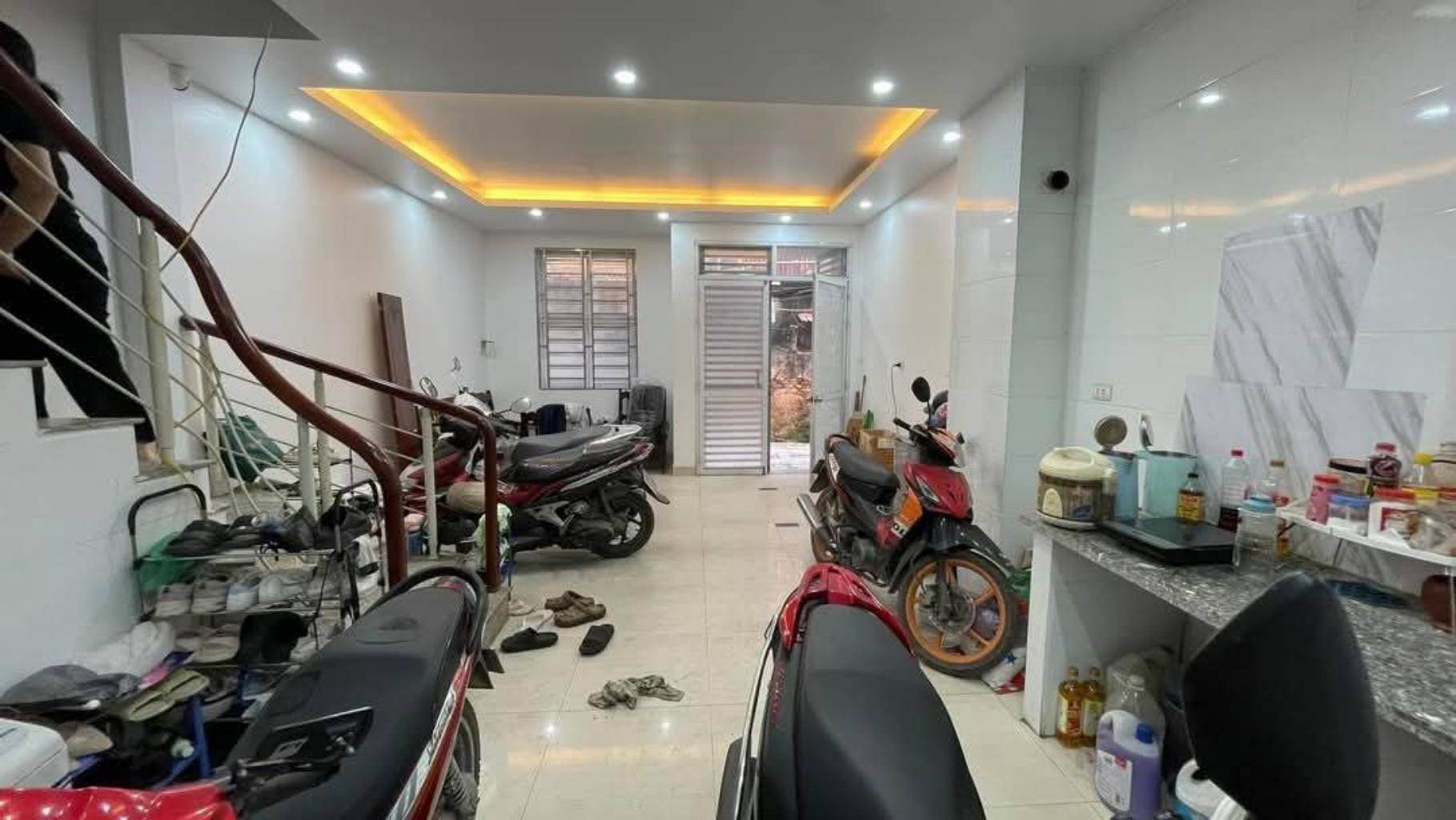 Bán nhà Kim Giang - diện tích 35.6m2 3 tầng - ô tô đỗ cửa - giá 6,4 tỷ