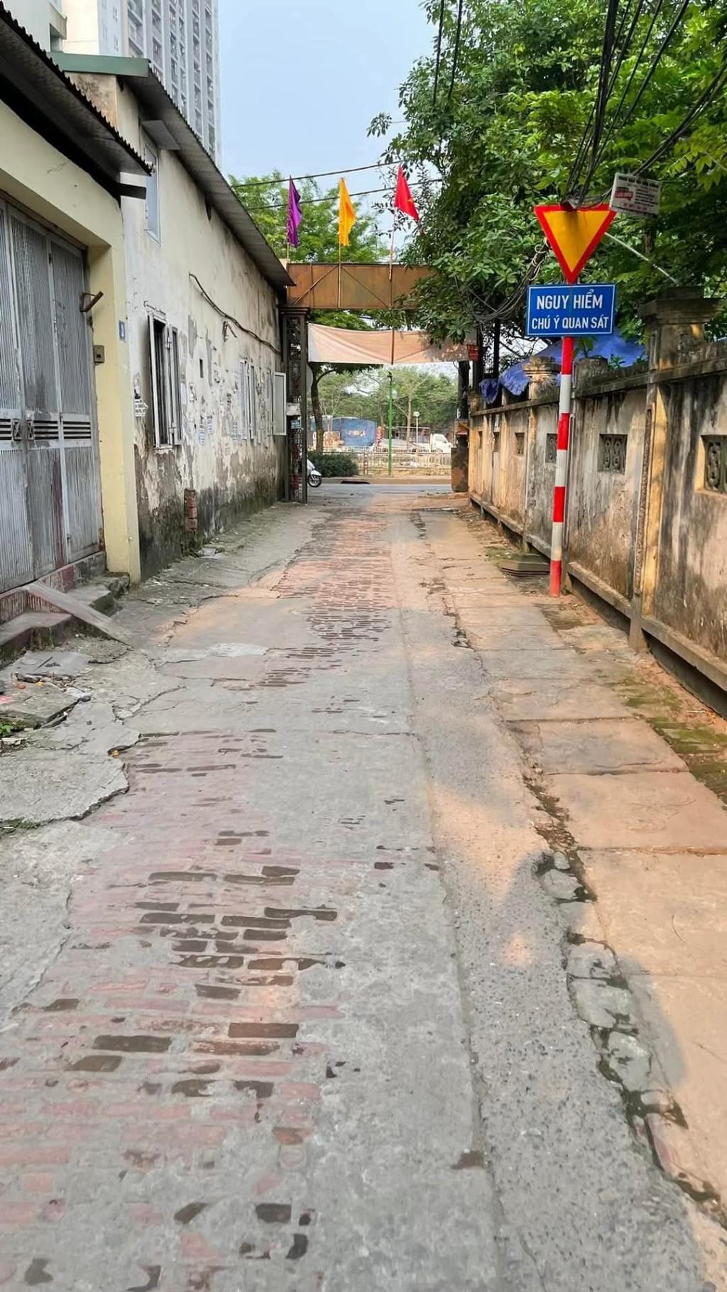 Bán nhà Kim Giang - diện tích 35.6m2 3 tầng - ô tô đỗ cửa - giá 6,4 tỷ