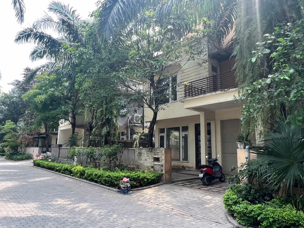 Bán biệt thự Việt Hưng, Q. Long Biên, Diện tích 204m2 x 3 tầng, giá bán 39.5 tỷ