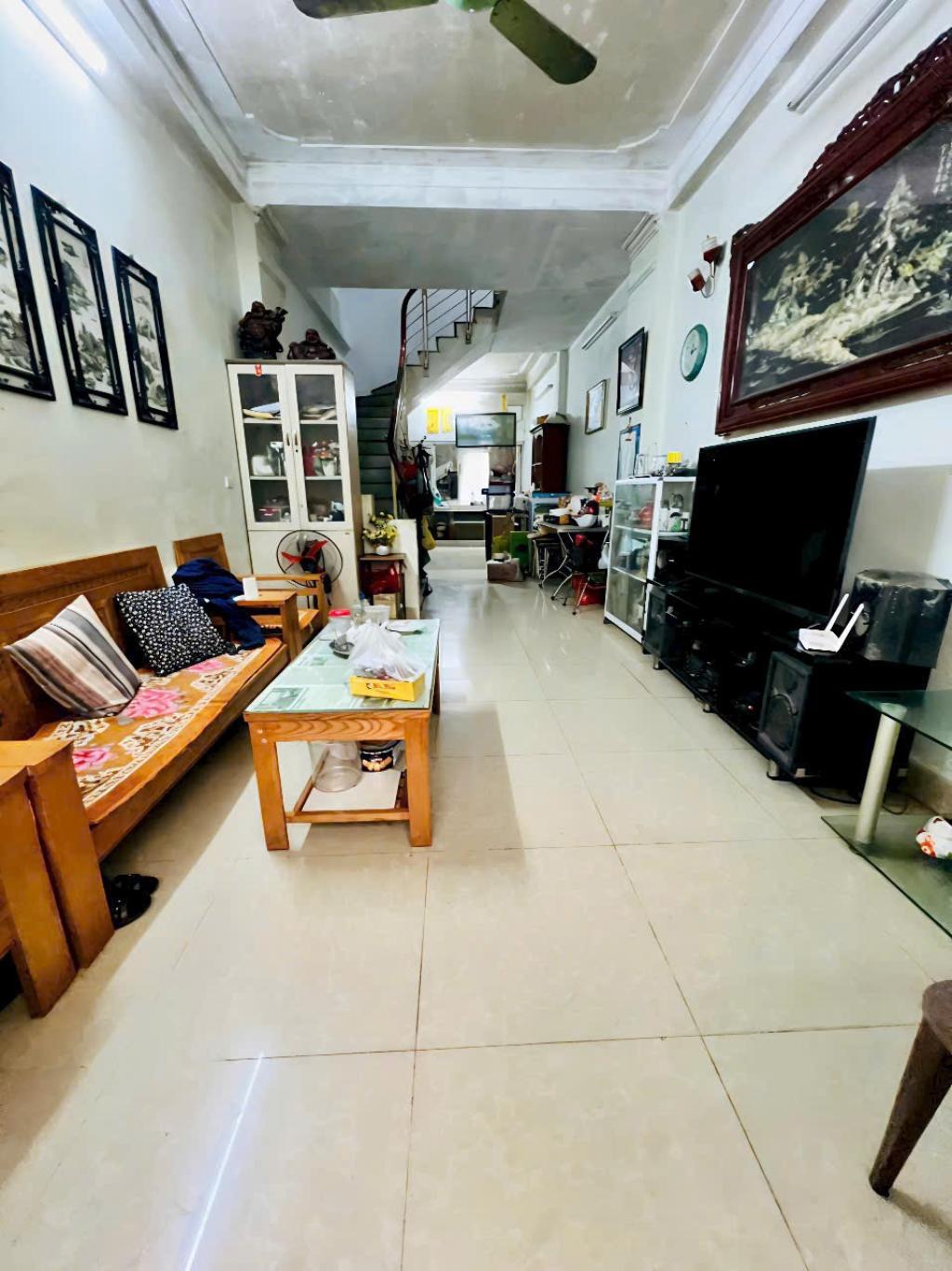 Bán nhà Tân Mai - diện tích 42.4m2 3 tầng - Phân lô ngõ thông - giá 10,7 tỷ