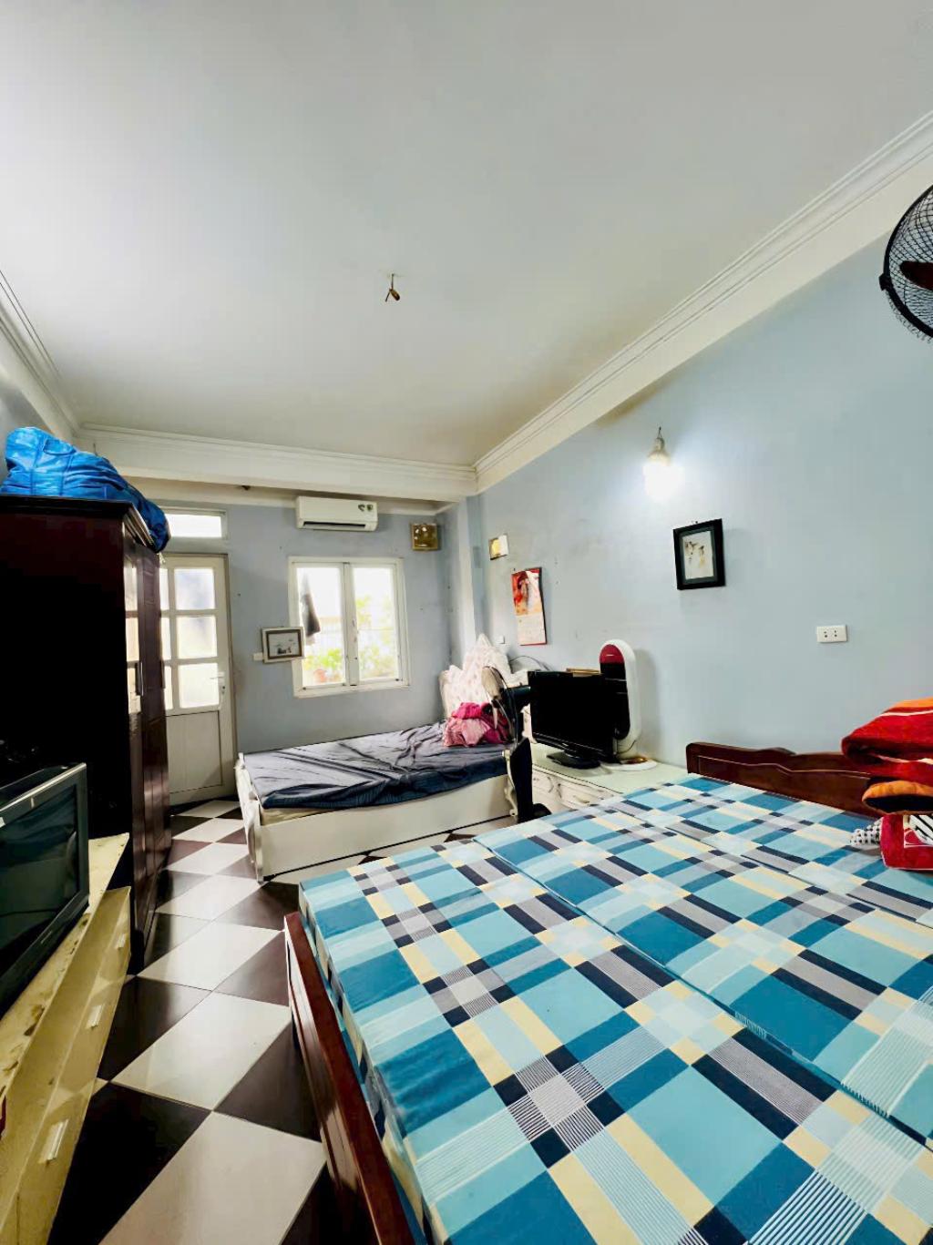 Bán nhà Tân Mai - diện tích 42.4m2 3 tầng - Phân lô ngõ thông - giá 10,7 tỷ