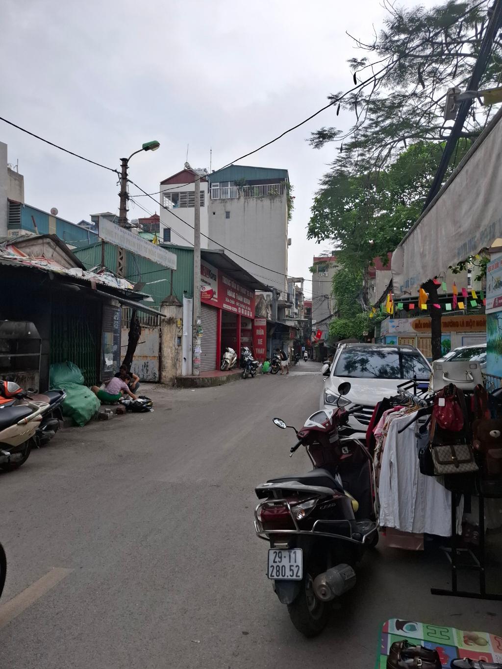 Bán nhà Giáp Bát - diện tích 110m2 3 tầng - nhà cũ đủ công năng - giá 23,8 tỷ