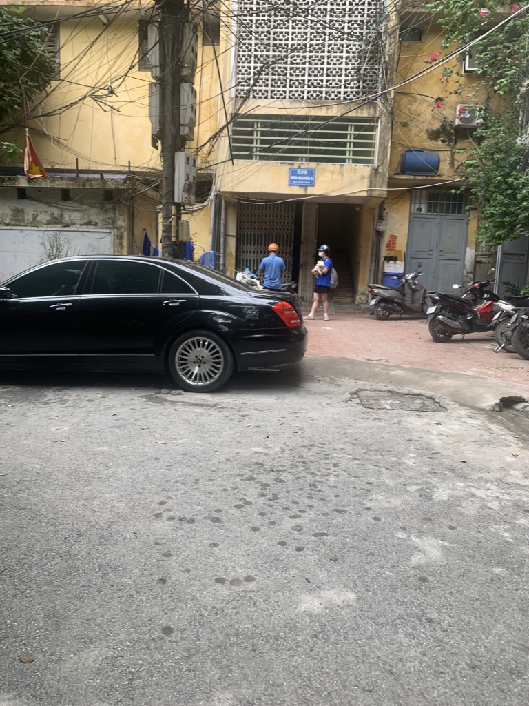 Bán nhà Nguyên Hồng - diện tích 40m2 1 tầng - Ô tô tránh vỉa hè - giá 5,7 tỷ