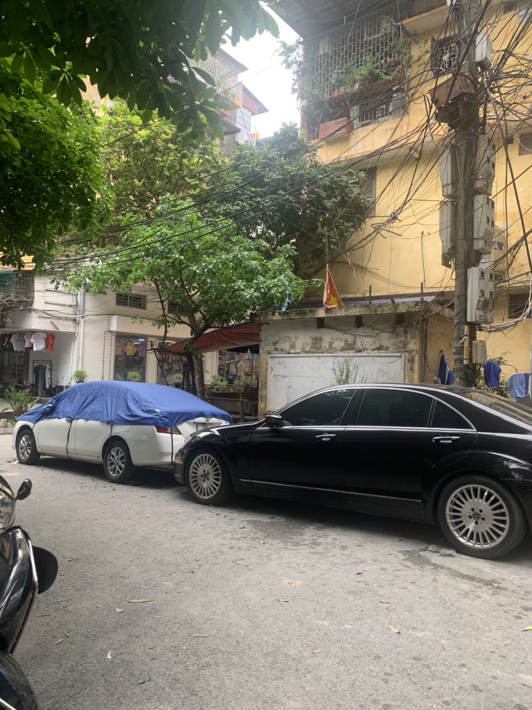 Bán nhà Nguyên Hồng - diện tích 40m2 1 tầng - Ô tô tránh vỉa hè - giá 5,7 tỷ