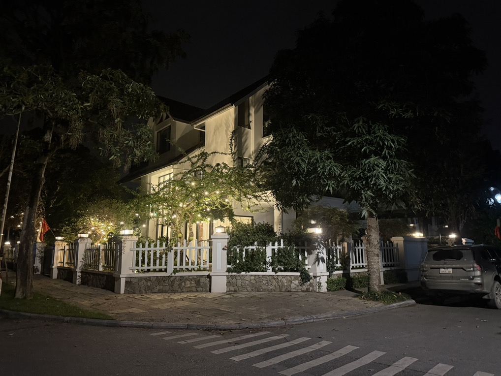 Bán biệt thự Hoa Sữa Vinhomes Riverside 607m2 x 4 tầng, mặt tiền 21m, Giá 296.5 tỷ