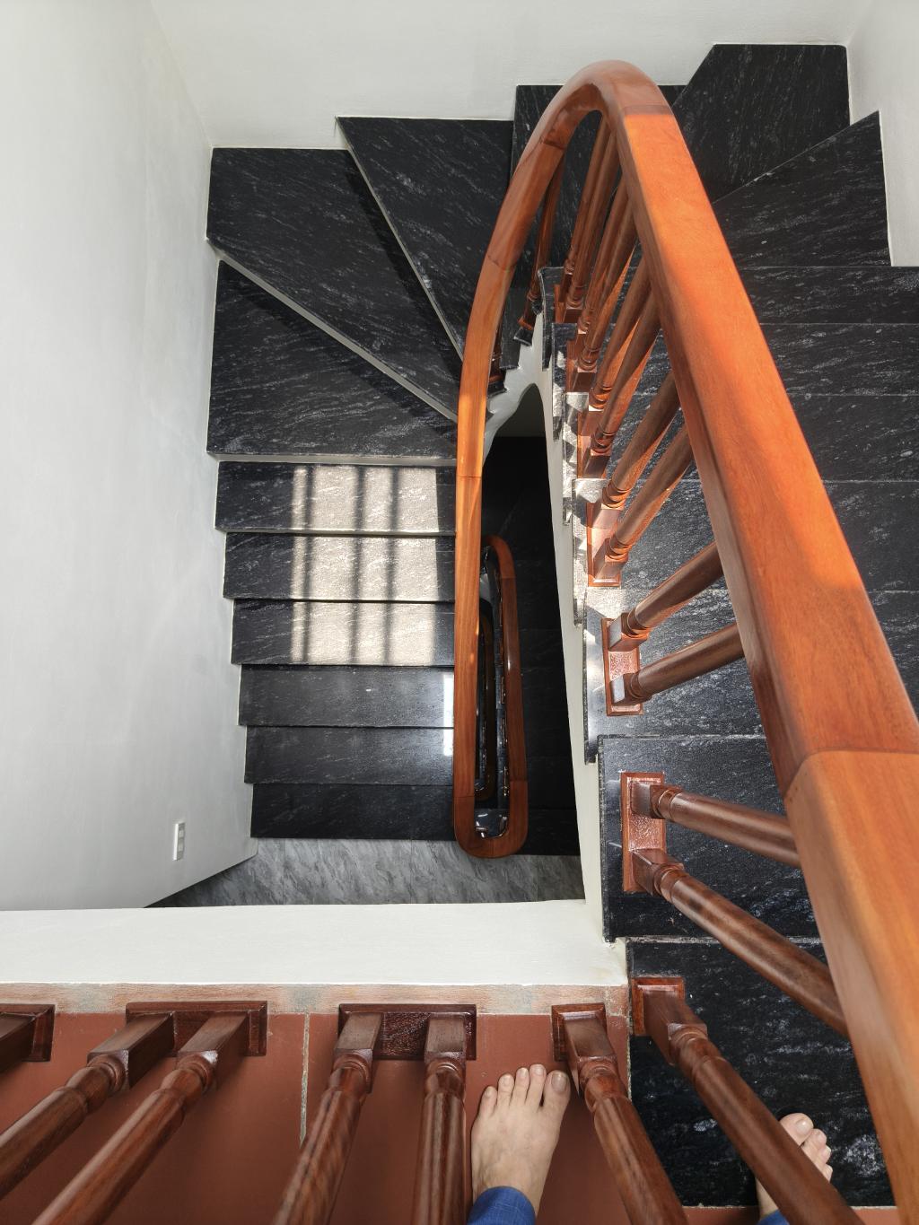 Bán nhà Nguyễn Khoái - diện tích 52m2 5 tầng - Ô TÔ ĐỖ CỬA - giá 13 tỷ