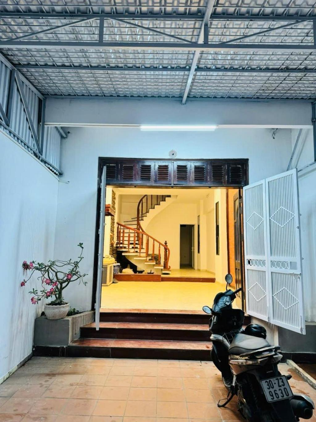 Bán nhà Hoàng Mai - diện tích 90m2 3 tầng - ô tô tránh - giá 17 tỷ