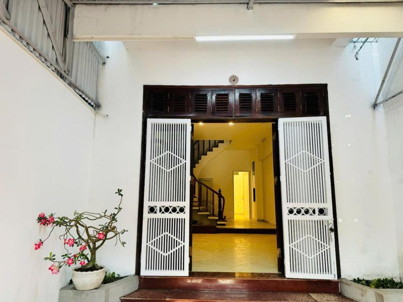 Bán nhà Hoàng Mai - diện tích 90m2 3 tầng - ô tô tránh - giá 17 tỷ