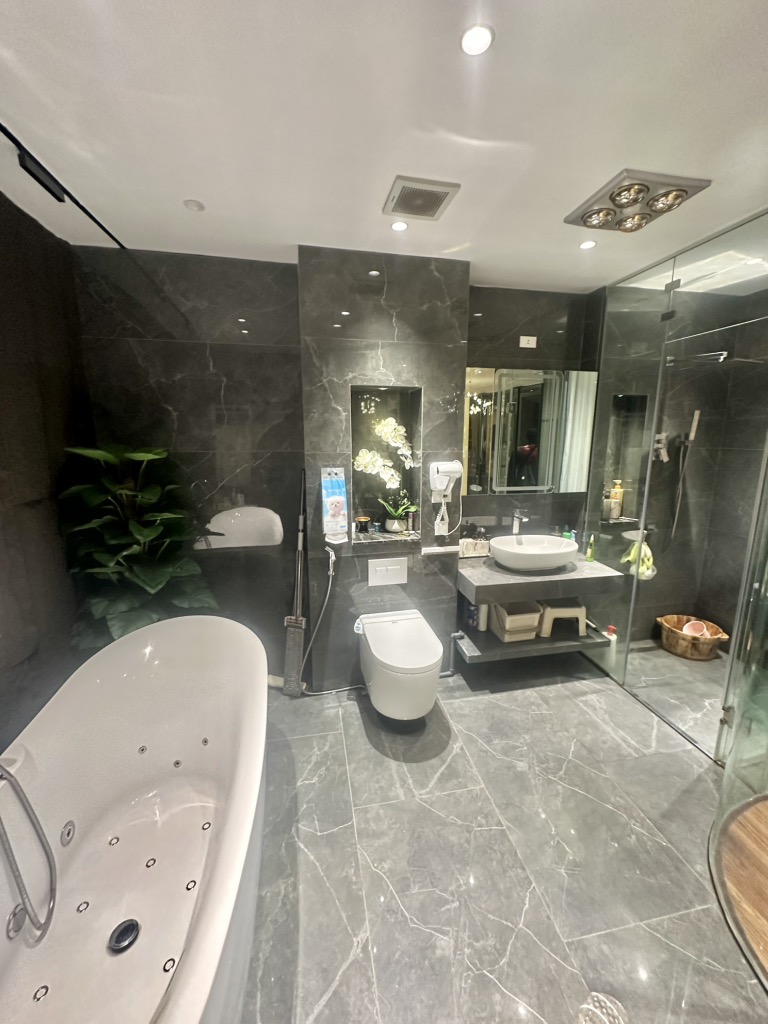 Bán nhà Nguyễn Đức Cảnh - diện tích 61m2 7 tầng - Lô góc, thang máy - giá 23,9 tỷ