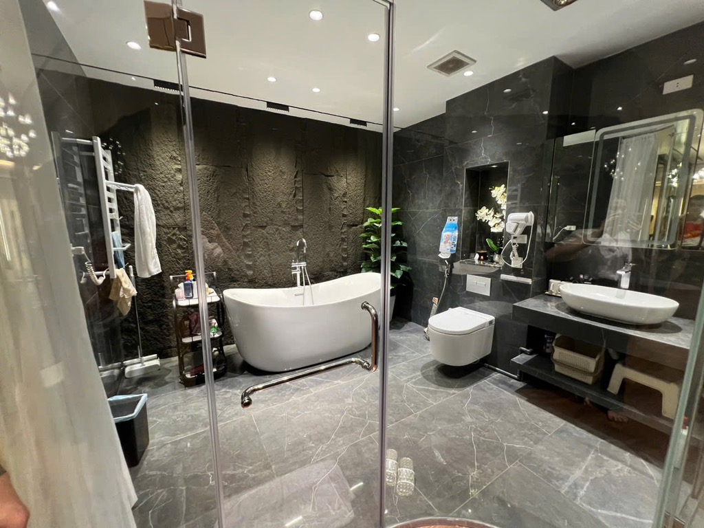 Bán nhà Nguyễn Đức Cảnh - diện tích 61m2 7 tầng - Lô góc, thang máy - giá 23,9 tỷ