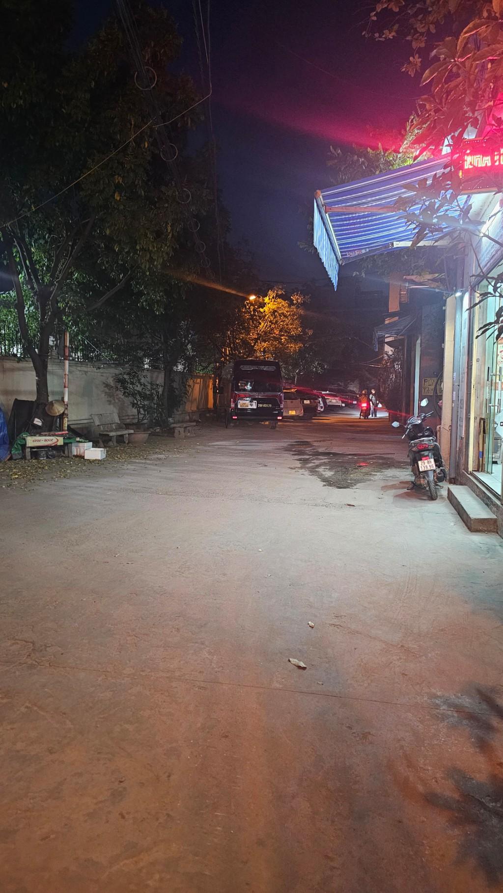 Bán nhà Nguyễn Khoái - diện tích 104m2 1 tầng - Ô tô tránh - giá 15,5 tỷ