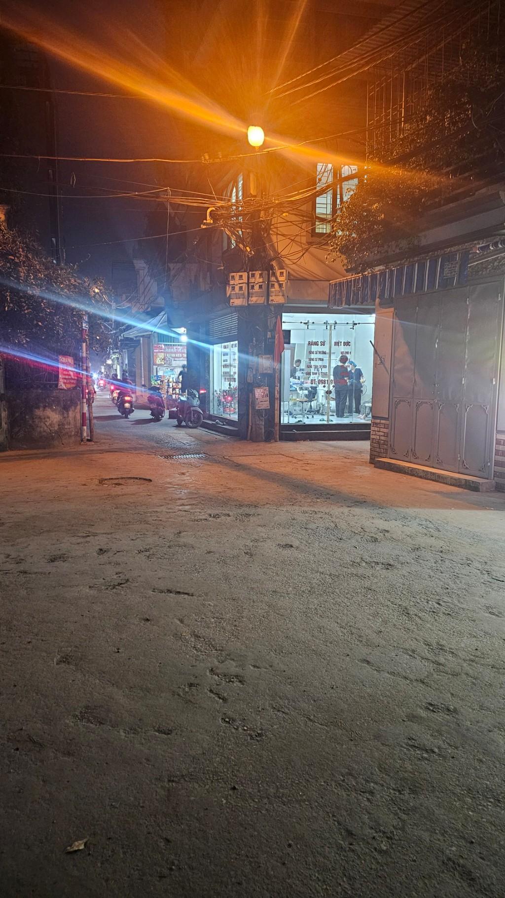 Bán nhà Nguyễn Khoái - diện tích 104m2 1 tầng - Ô tô tránh - giá 15,5 tỷ