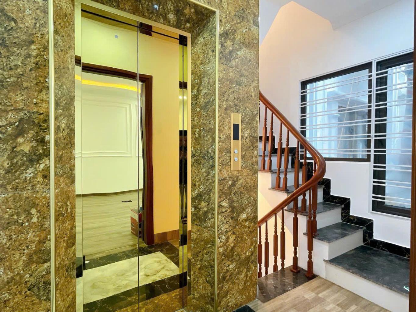 Bán nhà Pháo Đài Láng - diện tích 38m2 6 tầng - Lô góc - giá 11,9 tỷ