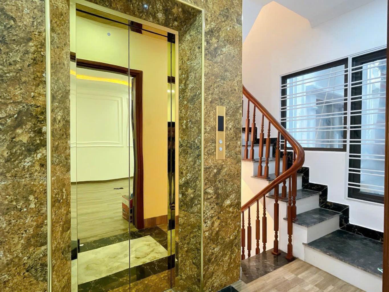 Bán nhà Pháo Đài Láng - diện tích 33m2 6 tầng - Lô góc - giá 9,75 tỷ