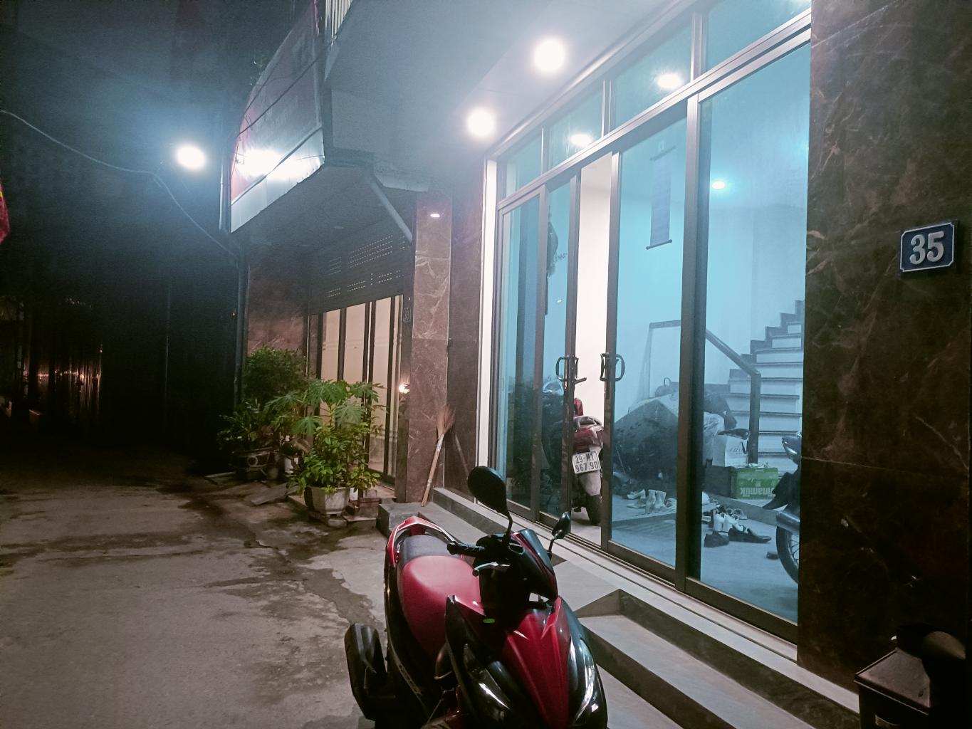 Bán nhà Khuất Duy Tiến - diện tích 90.5m2 2 tầng - Ô tô đỗ cửa - giá 6,5 tỷ