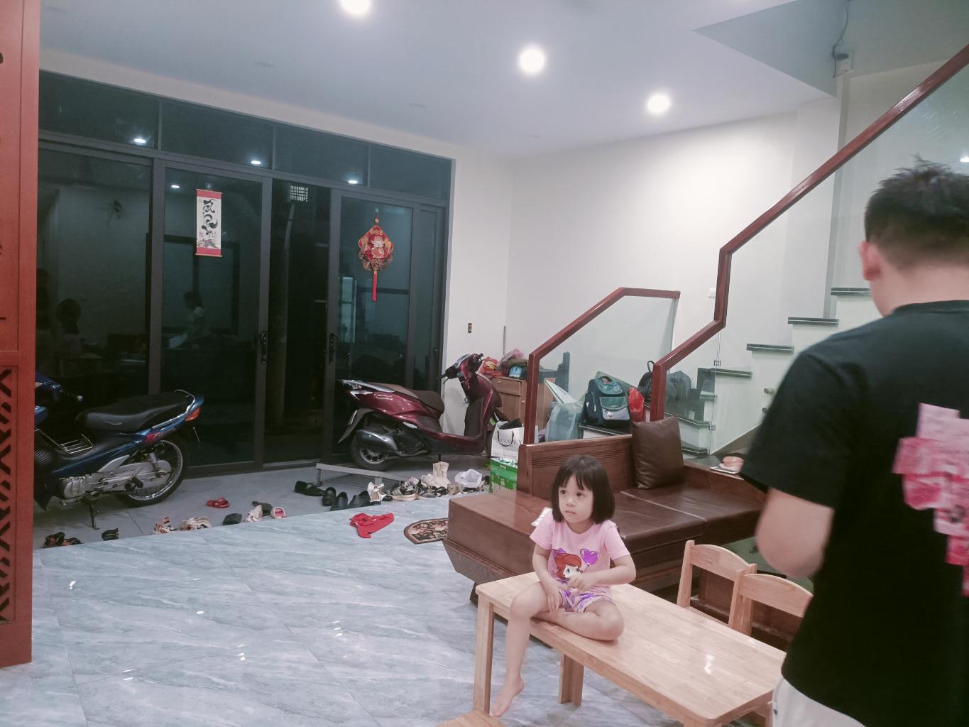 Bán nhà Khuất Duy Tiến - diện tích 90.5m2 2 tầng - Ô tô đỗ cửa - giá 6,5 tỷ