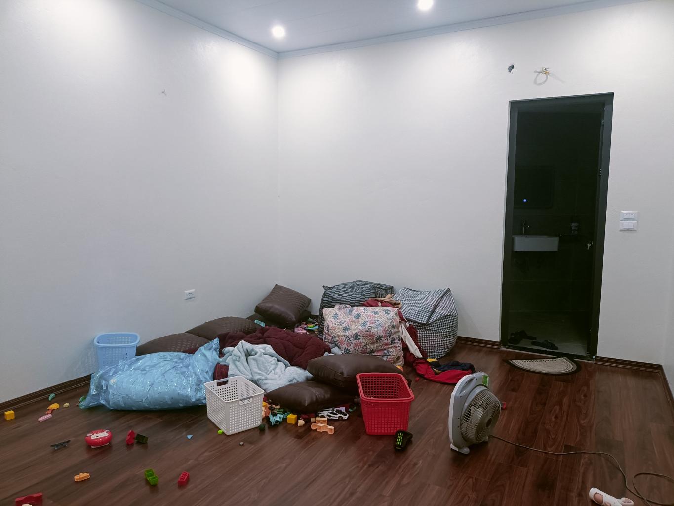 Bán nhà Khuất Duy Tiến - diện tích 90.5m2 2 tầng - Ô tô đỗ cửa - giá 6,5 tỷ