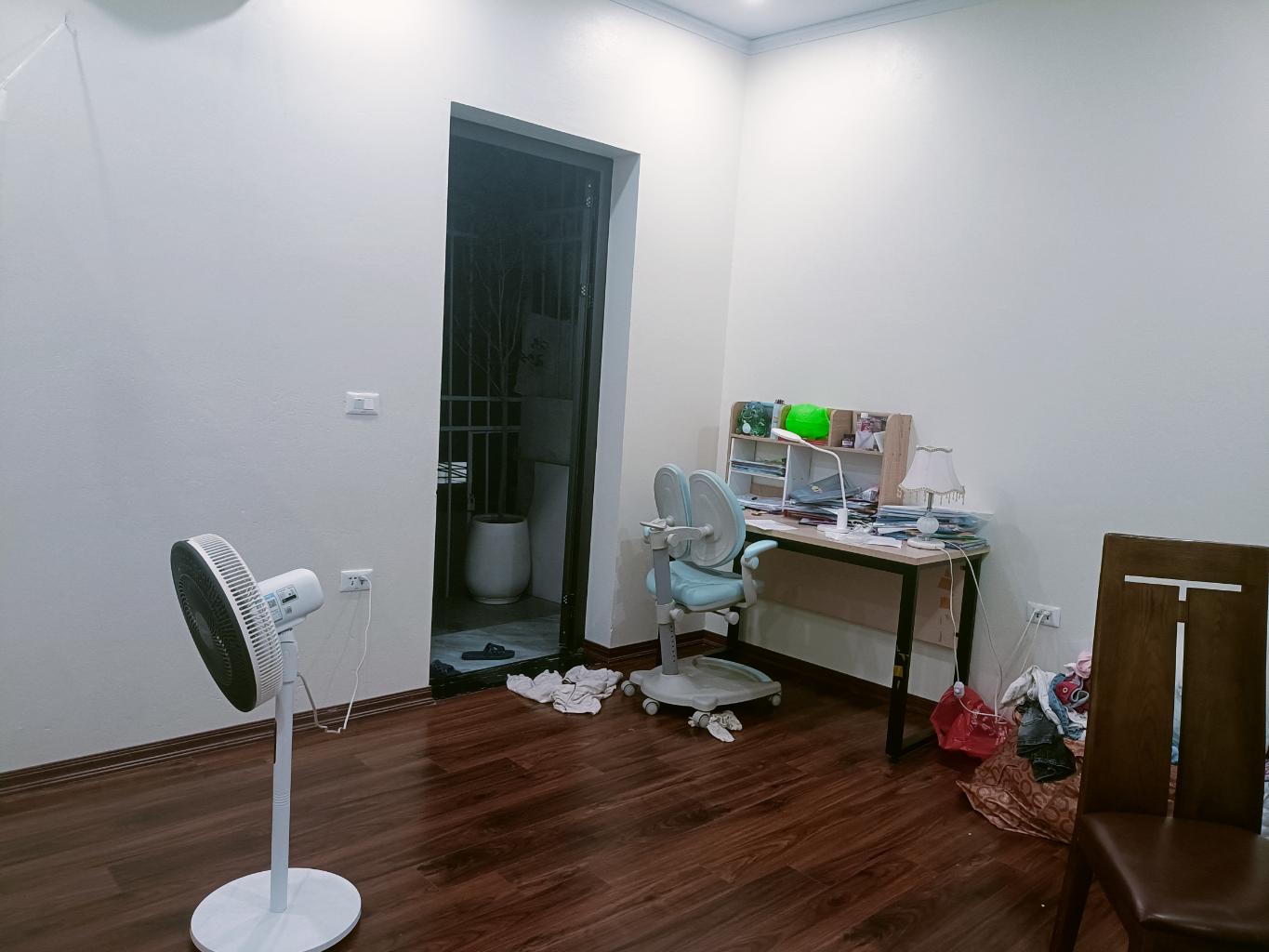 Bán nhà Khuất Duy Tiến - diện tích 90.5m2 2 tầng - Ô tô đỗ cửa - giá 6,5 tỷ