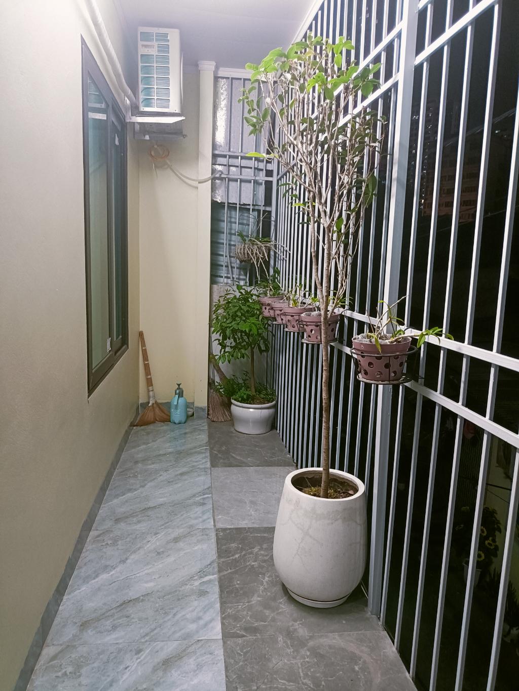 Bán nhà Khuất Duy Tiến - diện tích 90.5m2 2 tầng - Ô tô đỗ cửa - giá 6,5 tỷ