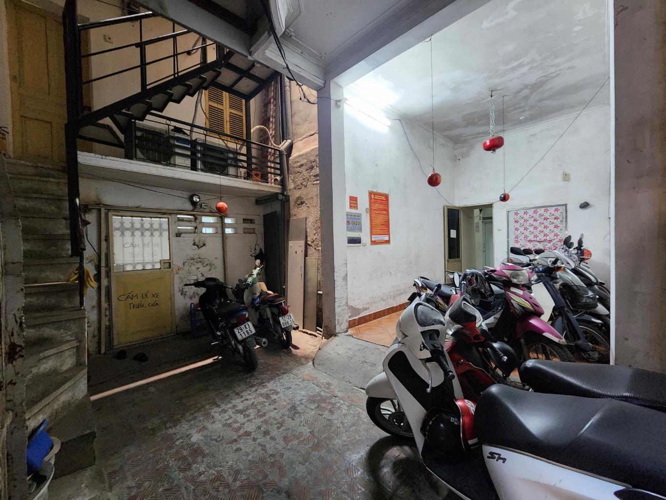 Bán nhà Nguyễn Trãi - diện tích 69m2 5 tầng - Ô tô cách 20m - giá 10,8 tỷ