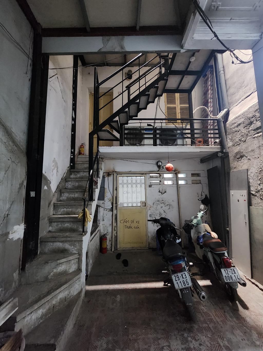 Bán nhà Nguyễn Trãi - diện tích 69m2 5 tầng - Ô tô cách 20m - giá 10,8 tỷ